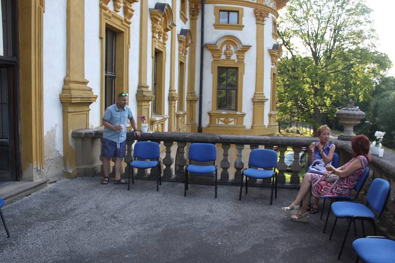 Linhartovský zámek představil obrazy Martiny Rožanské, práce členů skupiny ANIMA VIVA a polských fotografů.