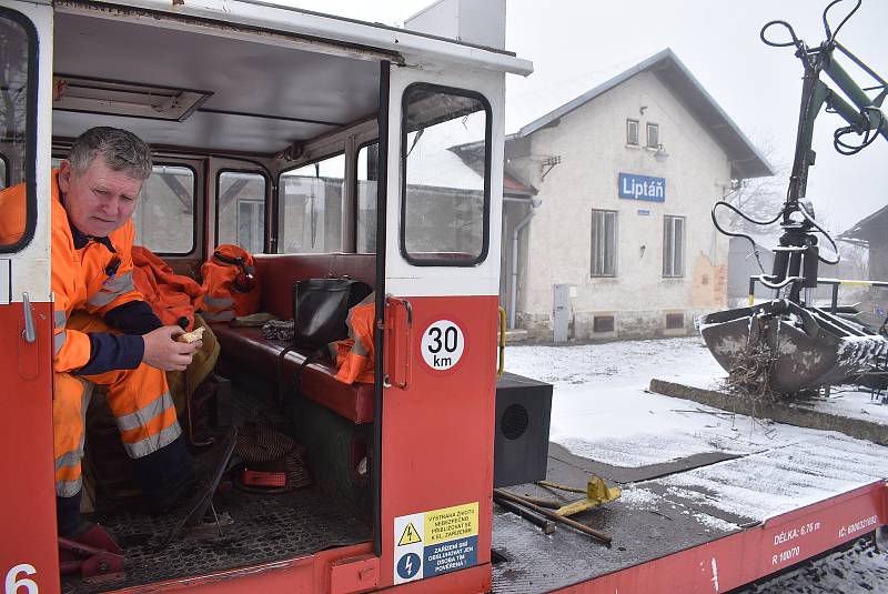 Je to nezapomenutelný pohled, když na Osoblažce drezínka MUVka se dvěma pracovníky vyrazí do akce.