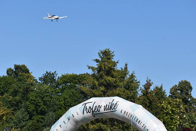 Účastníci jízdy veteránů Trofeo Niké obdivovali kuriozitu Razové: letiště a přístaviště v jednom.