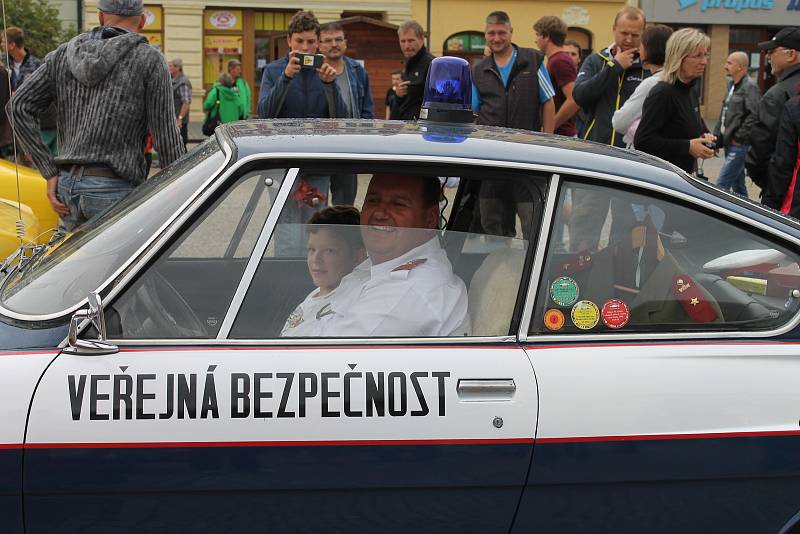 Náměstí Míru v Bruntále se zcela zaplnilo automobily Škoda 110R Coupé.