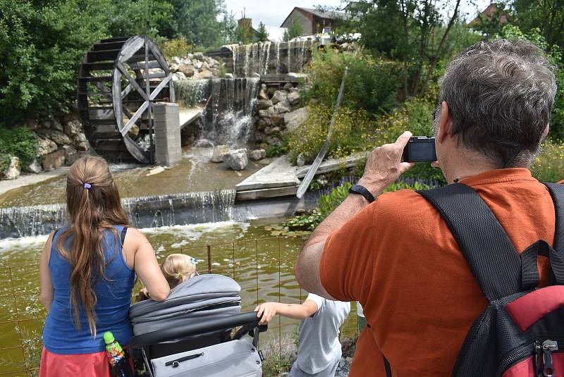 Červenec 2021: Pradědova galerie u Halouzků leží v Jiříkově, kousek od hranice mezi Olomouckým a Moravskoslezským krajem.