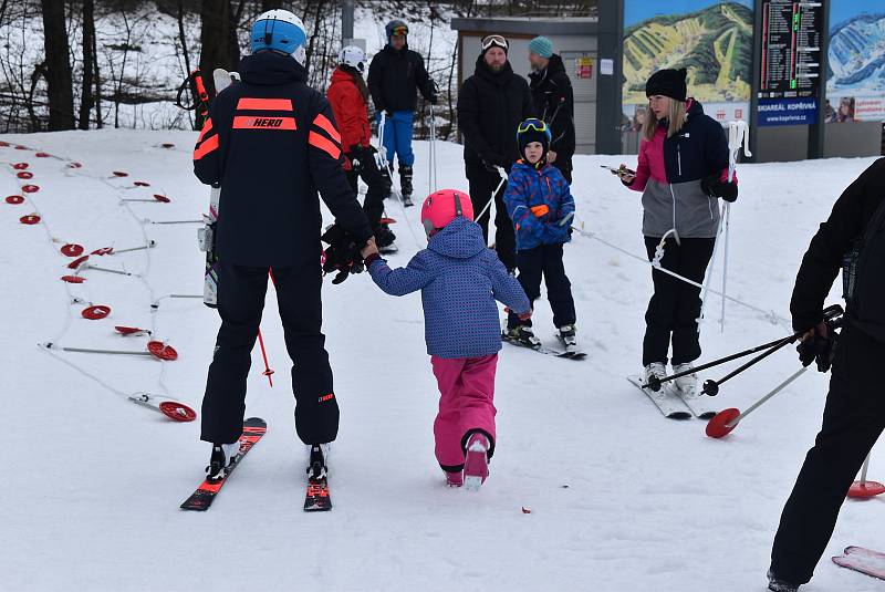 Tažení lyžařů za rolbou je zimní sport známý jako „rolba skijöring“. Děti v Kopřivné této zábavě říkají rolbavláček. Může to být také alternativní doprava lyžařů na kopec, když je  zavřený vlek i lanovka.