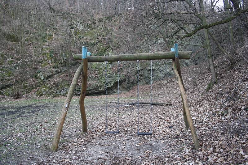 Sloupky připomínají, že nad lomem na Cvilíně kdysi bylo nízké zábradlí. Varovalo, že tudy nevede zkratka. Po úrazu děvčátka se na hraně srázu objevila aspoň výstražná policejní páska.