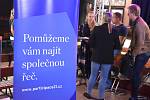 Majitel nápojářského gigantu Kofola Jannis Samaras pozval na pódium svou manželku Zuzanu. Matematik a vizionář Karel Janeček Krnovanům představil svého pětiletého syna Yaniska.