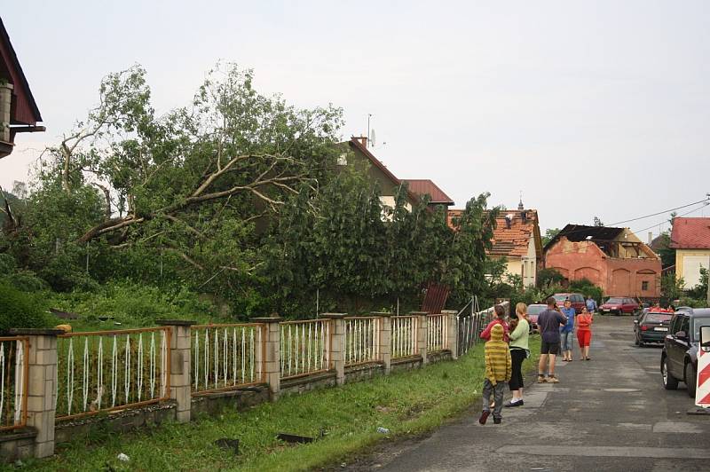 Silná bouřka, doprovázená údajně tornádem, napáchala velké škody.