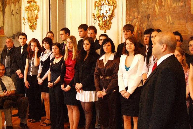 Filmový vědátor, mistrovský střelec i opatrovnice dětí vyrůstají ze studentů, kteří letos maturovali na gymnáziu Petrin v Bruntále. Slavnostní vyřazení elitních studentů se uskutečnilo v audienčním sálu bruntálského zámku. 