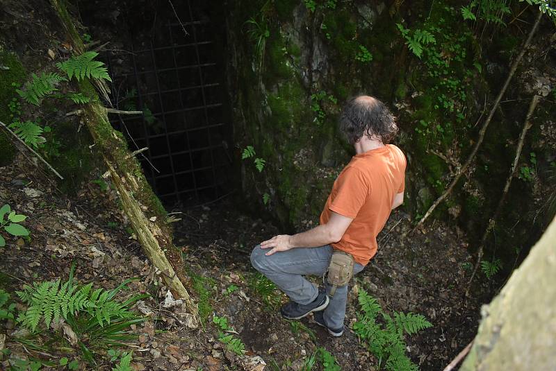 Vchody do  důlních děl v Suché Rudné byly ještě v devadesátých letech volně přístupné.  Pro lovce tajemných zážitků ideální místo pro hry na zlatokopy, horníky, jeskyňáře a dobrodruhy.