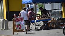 Cena jahod dne 20.6. 2002. Samosběr v Polsku: 30 Kč/kg, Kaufland: 89,90 Kč/kg, Billa: 179 Kč/kg, pouliční prodej: 59 - 70 Kč/kg, obchod U Hanky 65 Kč/kg. Někde se cena uvádí včetně košíku nebo vaničky, jinde se platí zvlášť.