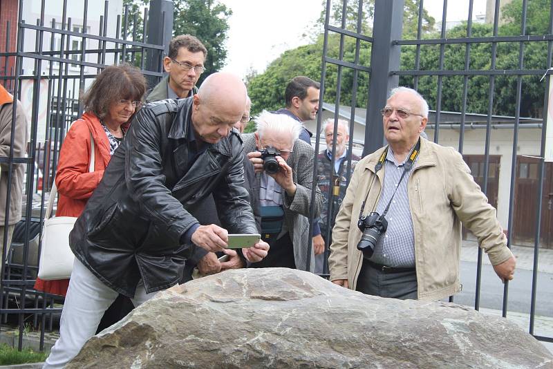 V Krnově byla odhalena pamětní deska, která připomíná takzvaný hladový pohod z června 1945. Při něm bylo v rámci divokého odsunu přinuceno tři tisíce krnovských Němců k pěšímu pochodu do Králík. Na 300 jich zahynulo.