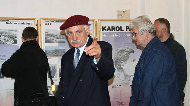 Major v záloze Juraj Nedorost, člen Klubu přátel Francie a Slovenska, spoluautor výstavy o Karolu Pajerovi, promluvil i při zahájení výstavy v Bruntále.