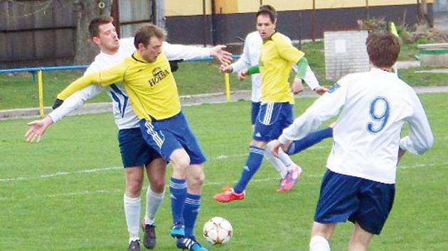 Cenné vítězství získali fotbalisté Rýmařova, když doma porazili Slavičín. Na snímku s míčem Tomáš Šupák.