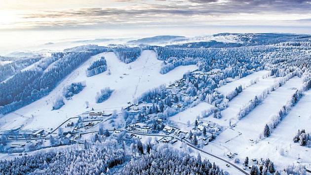 Karlov pod Pradědem. Sjezdovky v Karlově opět ožijí, dnes poprvé v sezoně si zde mohou zajezdit lyžaři, další vleky se spustí zítra.