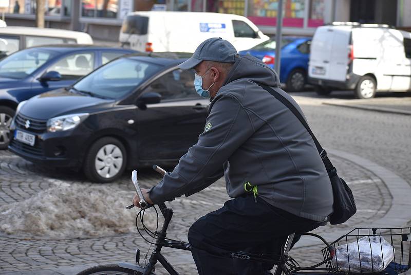 Uvnitř veřejných budou už jsou respirátory samozřejmostí. V centru Krnova se s nimi stále častěji můžeme setkat také venku. 25. února 2021.