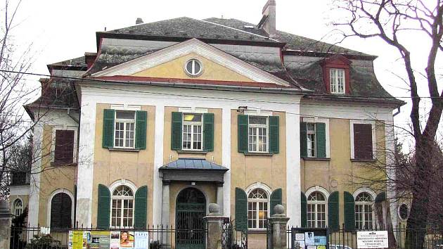 Vila se zahradou na Zacpalově ulici dnes slouží Krnovanům jako muzeum, výstavní síň a sídlo Městského informačního a kulturního střediska MIKS. Už brzy bude tato kulturní památka na prodej.