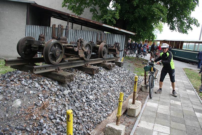 Zahájení sezóny parních jízd na úzkokolejce Osoblažce bylo letos slavnostní. Zástupce Správy železniční dopravní cesty SŽDC předal obcím symbolický klíč od nádražních budov.