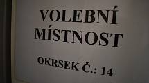 V budově krnovského gymnázia se ve 14 hodin otevřely volební místnosti pro tři okrsky. 23. 9. 2022