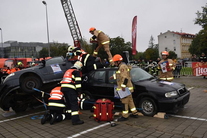 Dobrovolní hasiči z Vrbna pod Pradědem reprezentovali Moravskoslezský kraj v celorepublikové soutěži ve vyprošťování  osob z vraku auta. Foto: Andrea Martínková