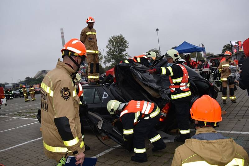 Dobrovolní hasiči z Vrbna pod Pradědem reprezentovali Moravskoslezský kraj v celorepublikové soutěži ve vyprošťování  osob z vraku auta. Foto: Andrea Martínková