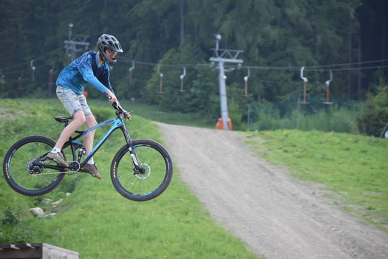 Bikepark Kopřivná v Jeseníkách pojal zahájení sezony jako zábavnou show pro celou rodinu.