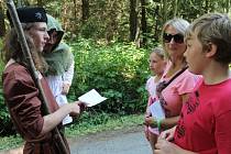 Do lesa na Drakově o víkendu vpouštěl Soubor historických tanců a šermu z Hodonína jen s Vandrovními knížkami.  