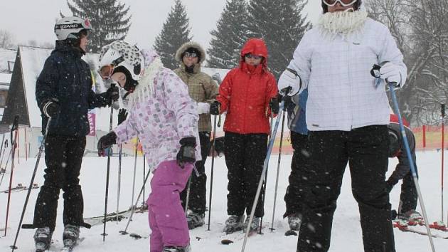 Ideální počasí přilákalo do Jeseníků celé rodinné klany, snímek pochází z areálu Myšák v Karlově pod Pradědem.