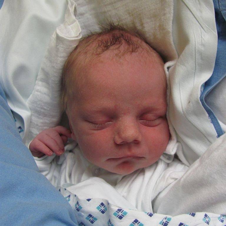 Jmenuji se LUKÁŠEK PEŠTA, narodil jsem se 24. října. Při narození jsem vážil 2650 gramů a měřil 45 centimetrů. Moje maminka se jmenuje Eva Peštová a můj tatínek se jmenuje Libor Pešta. Bydlíme v Malé Morávce.