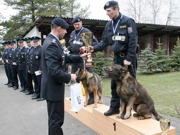Ceny předal v dubnu bruntálským psovodům Petru Haníkovi se psem Gasem (první zprava) a Pavlu Klohnovi se psem Jegorem (druhý zprava) krajský policejní ředitel, plukovník magistr Tomáš Kužel.