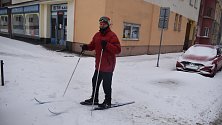 Nazout běžky a vyrazit do města? Vzhledem k aktuální sněhové nadílce a mrazům to na Krnovsku není problém. Leden 2024
