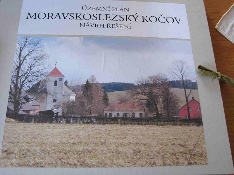 V budově bývalého obchodu v Moravskoslezském Kočově zřídila obec vzpomínkové pásmo fotografií a materiálů, monitorujících dvacet let samostatnosti.