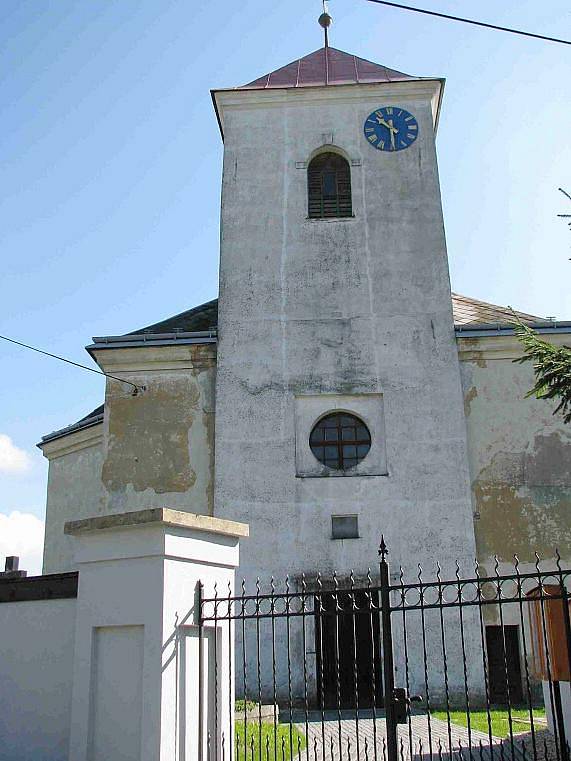 Starostka Věra Bubelová je hrdá na opravený kostel a hřbitov v Moravskoslezském Kočově, na jehož pozemku jsou uloženy torza historických náhrobků.