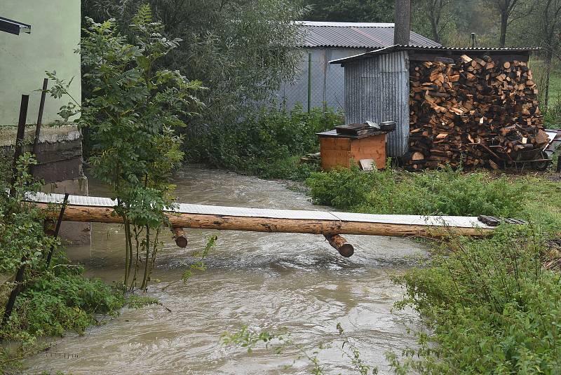 Situace na Osoblažsku je specifická tím, že se rozvodnila nejen řeka Osoblaha, ale i drobné potůčky a příkopy. Voda se valí po polních a  lesních cestách a vytváří laguny.