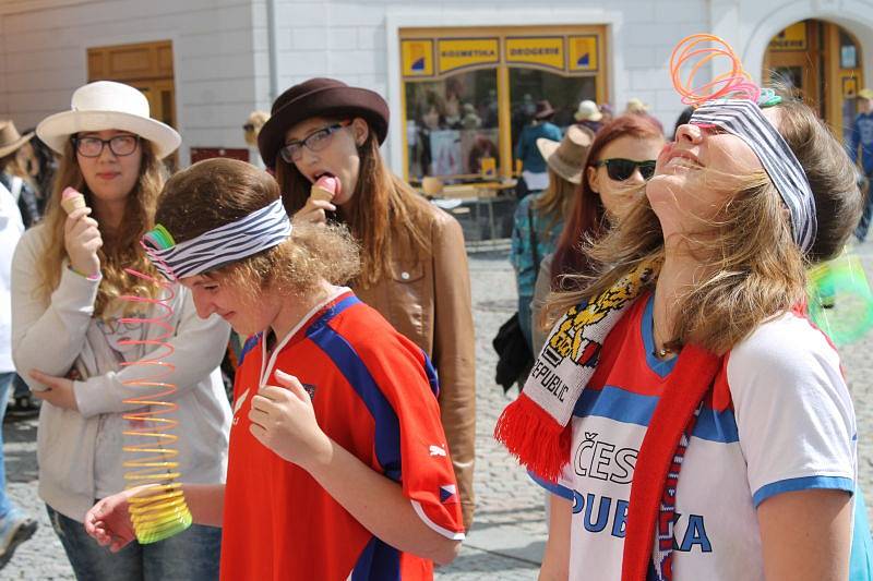 Studentům patřilo v pátek 15. května centrum Bruntálu. Zejména těm, kteří si pořídili vlastní pokrývku hlavy, protože šlo o Kloboukový majáles.