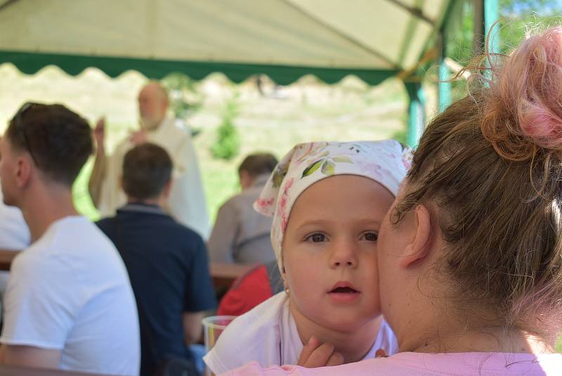 Obnovení kříže v Holčovicích Spáleném provázelo propojení křesťanských a hasičských tradic. Současně zde měli sraz majitelé motorek veteránů.