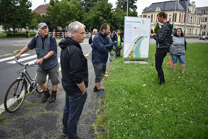 Krnované společně s autory studie prošli kolem řeky Opavy přesně 23 let po tragických povodních 1997. Zajímalo je, jak plánovaná miliardová investice do protipovodňových opatření změní  řeku a město.