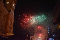Rozsvícení vánočního stromu na krnovském náměstí provázel tichý ohňostroj, 3. prosince 2023