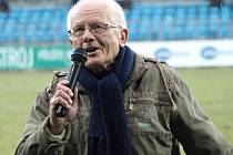 Vilibald Holuša komentuje fotbalové zápasy téměř čtyřicet let. 