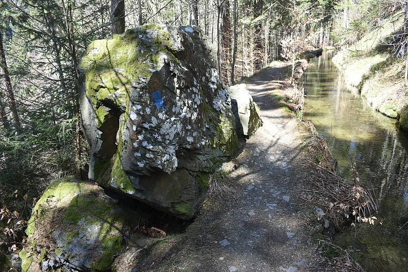 Udělejte si někdy výlet kolem náhonu, který přivádí vodu pro umělý vodopád v Karlově Studánce.