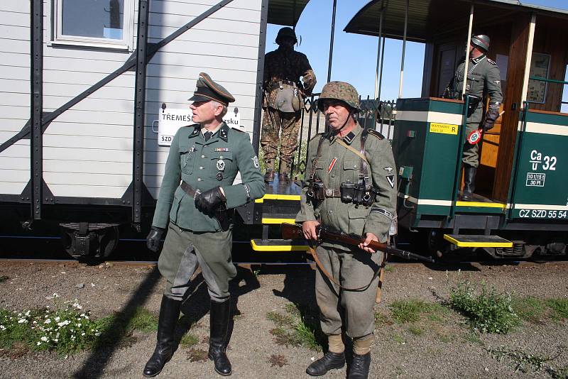 Úzkokolejka Osoblažka se vrátila do března 1945 díky fanouškům vojenské historie. Ti názorně předvedli cestujícím, co se zde mohlo odehrávat v posledních dnech války.