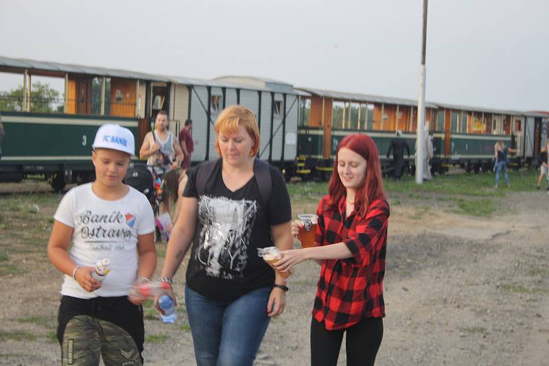 STRAŠIDLA přijela do Slezských Rudoltic parním vlakem v posledních paprscích zapadajícího slunce.