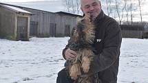 Tomáš Scholz s podporou rodiny a přátel provozuje ve Slezských Pavlovicích psí útulek a psí hotel.