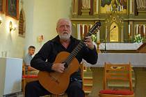Kytarista Štěpán Rak opět vystoupí na Cvilíně, zahraje v kostele i se synem.