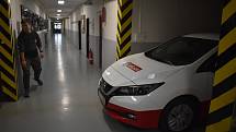 Na Střední průmyslové škole a Obchodní akademii SPŠOA Bruntál vznikl nový obor, který kombinuje znalosti a kompetence automechaniků a elektrikářů. Studenti mají k dispozici elektromobil Nissan Leaf. Listopad 2022