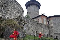 Šest jednotek hasičů a další složky integrovaného záchranného systému zasahovaly v pondělí dopoledne u požáru dřevěné historické věže hradu Sovinec a při záchraně jedné osoby. Naštěstí šlo pouze o taktické cvičení.