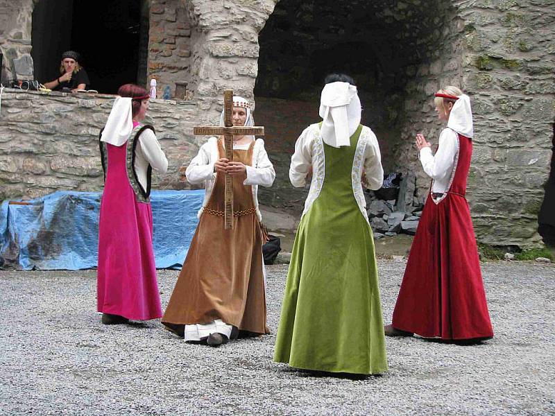 Poslední srpnový víkend patří každoročně na hradě Sovinci u Jiříkova vyznavačům bojových umění, ale i historické hudbě a tanci.