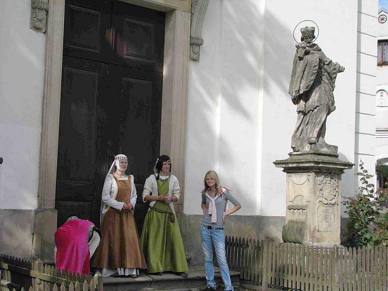 Poslední srpnový víkend patří každoročně na hradě Sovinci u Jiříkova vyznavačům bojových umění, ale i historické hudbě a tanci.