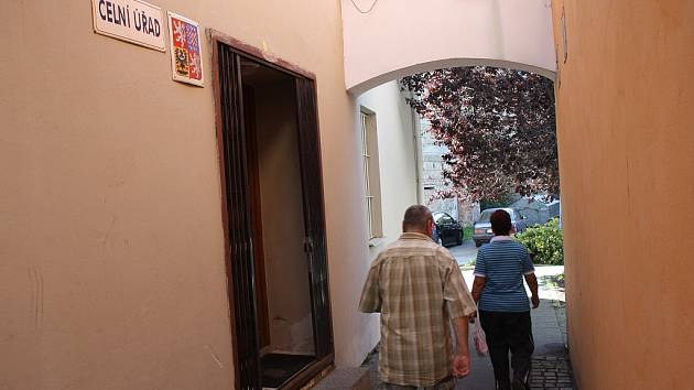 Celní úřad sídlí v jednom z měšťanských domů na Hobzíkově ulici. Celní správu čeká rozsáhlá reorganizace. 