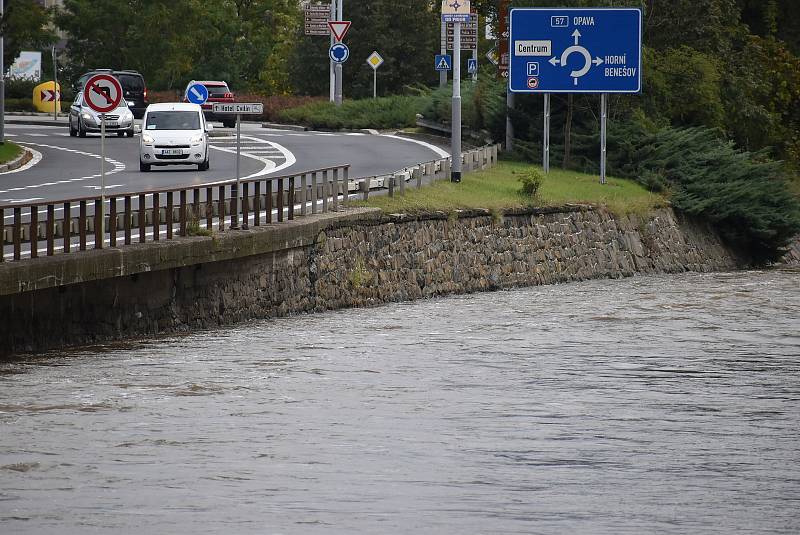 Řeka Opava tentokrát převedla zvýšené průtoky centrem Krnova bez problémů.