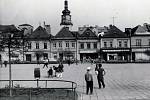 Bruntálské náměstí, pohled na severní stranu, bývala zde Státní pojišťovna, prodejna porcelánu a skla nebo kožená galanterie a oděvy.