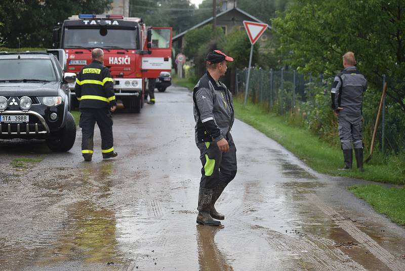 Na Krnovsko 28. srpna po 14 hodině dorazily intenzivní bouřky. Bahnitá voda z polí se přelila přes silnici i přes koleje vtrhla do Linhartov.