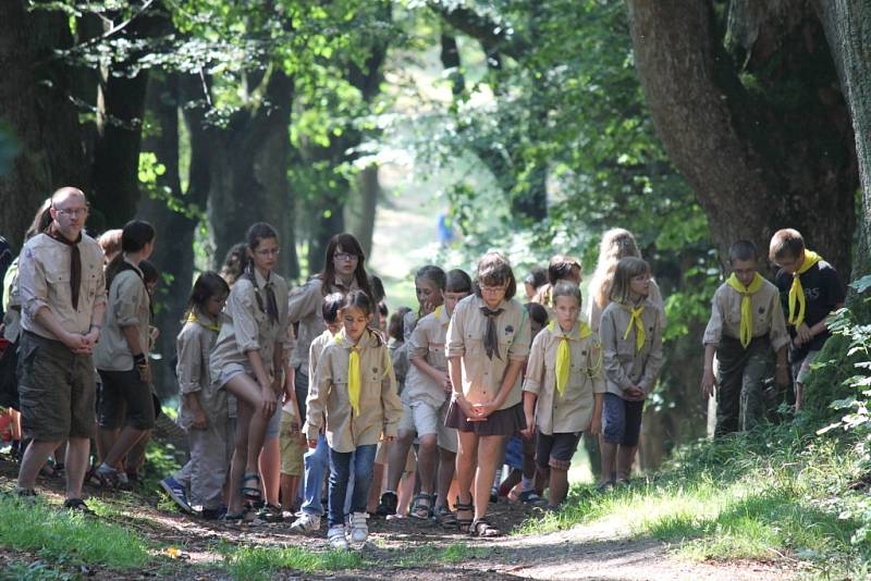 Křížovou cestou proudili na svátek svaté Anny ke stejnojmennému kostelu na Annabergu nad Andělskou Horou poutníci, aby si vyslechli mši svatou duchovního správce Marka Žukowského. 